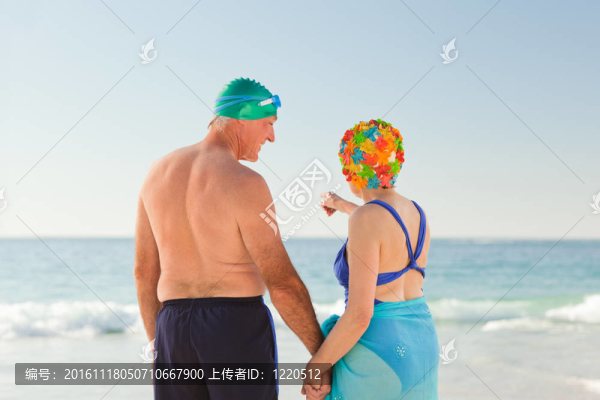 迷戀的老年夫婦在海灘