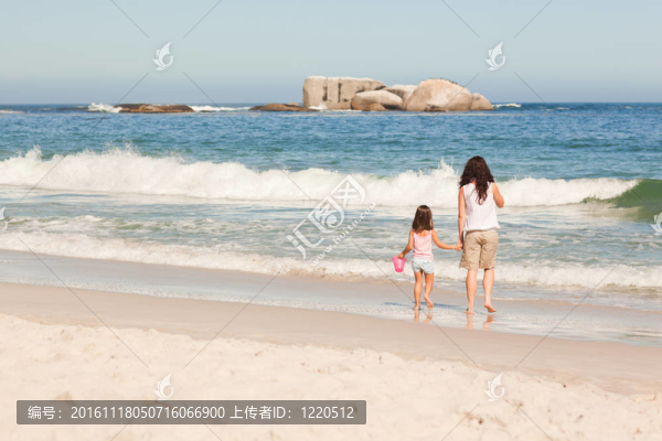 母親和女兒在海灘