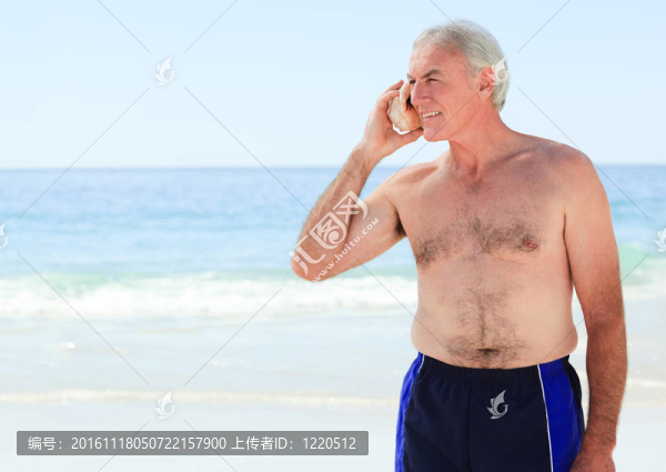 高級男子聽他的殼