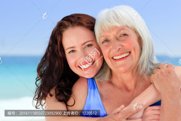 和她女兒的老太太
