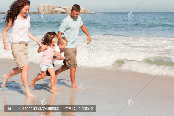 在海灘上跑步的家庭