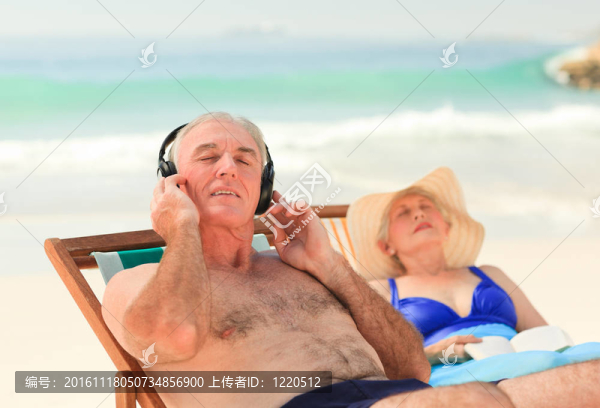 男人聽音樂而妻子在睡覺
