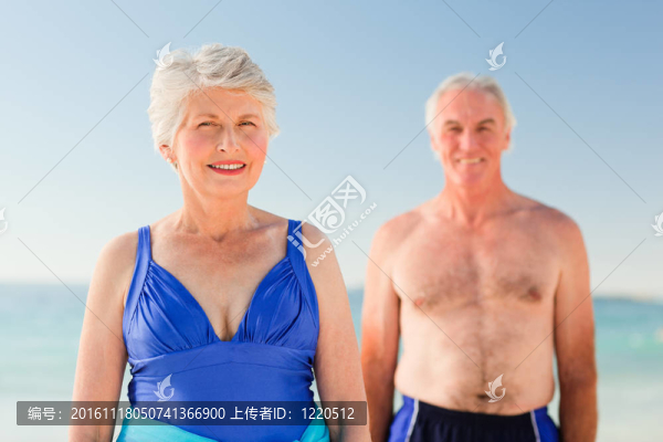 海灘上的老夫婦