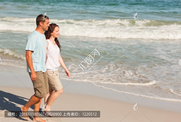 夫婦走在海灘上