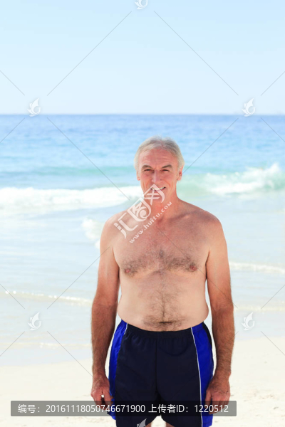 海灘上的成熟男人