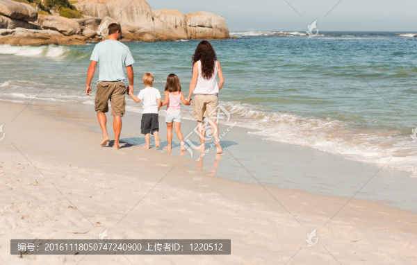 家庭走在海灘上