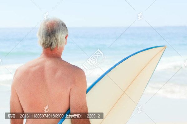 退休的老人和他的沖浪板