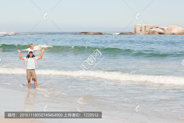 父親給兒子在背上
