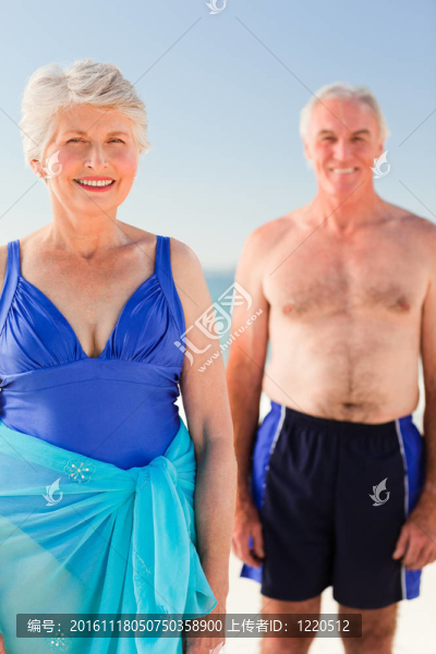 海灘上的老夫婦