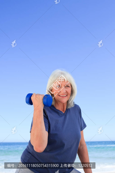 成熟的女人做她的練習(xí)