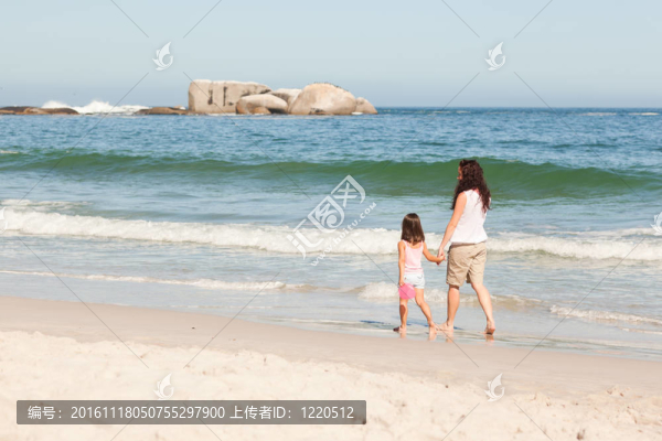 母親和女兒在海灘