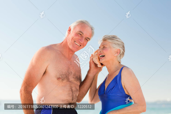 退休夫婦聽他們的殼
