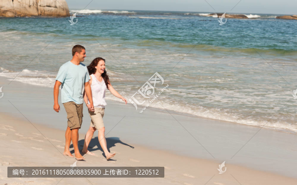 夫婦走在海灘上