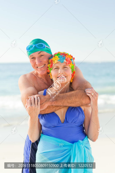 男子在海灘上擁抱他的妻子