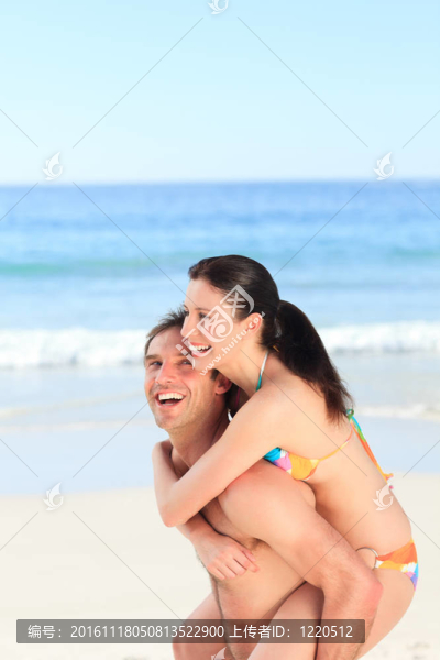 男子與他的妻子在海灘上