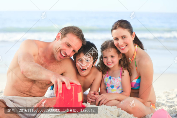 海灘上的家庭