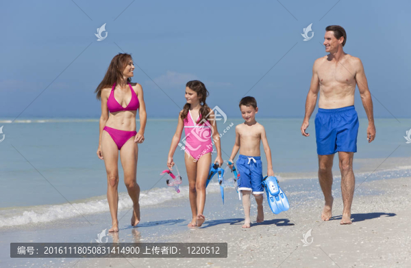 父親和孩子們在Beach玩得開心