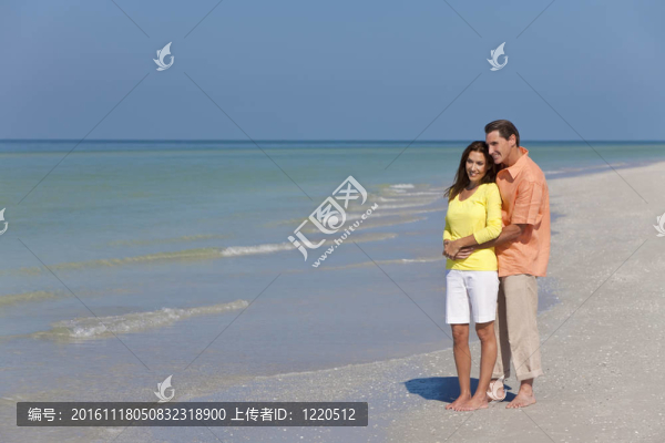 幸福；男女情侶在空曠的海灘上擁抱