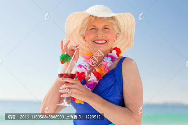 老年婦女喝雞尾酒