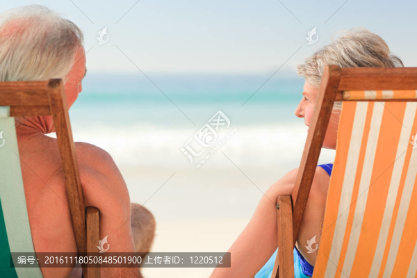 海灘上的老夫婦