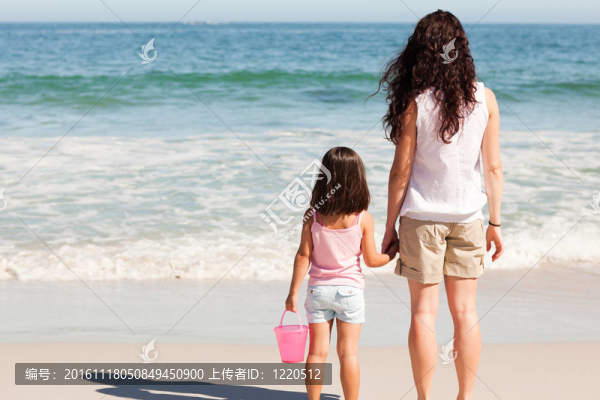 母親和女兒在海灘