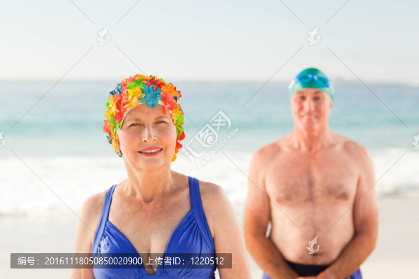 海灘上的老夫婦