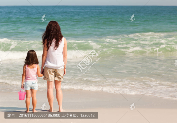 母親和女兒在海灘