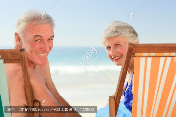 海灘上的老夫婦