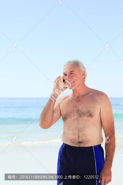 高級男子聽他的殼