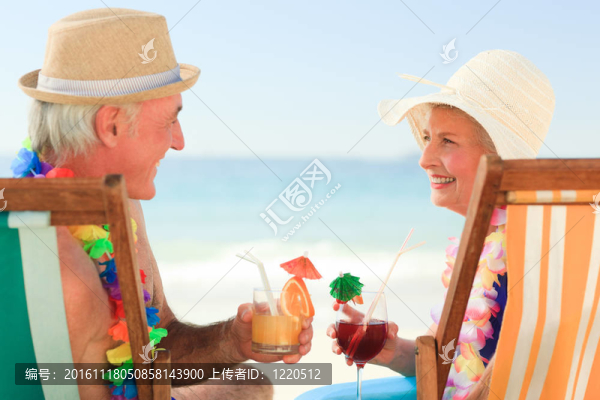 幸福的老年夫婦喝公雞