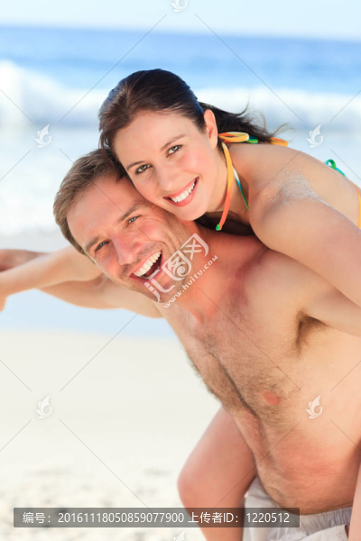 男子與他的妻子在海灘上