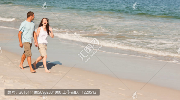 夫婦走在海灘上