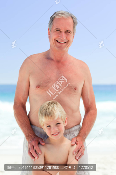 祖父和他的孫子在海灘上
