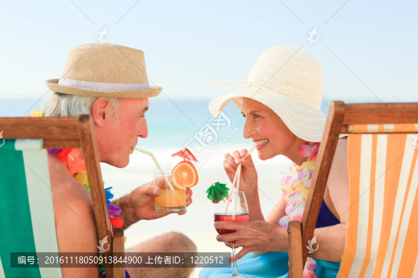 幸福的老年夫婦喝公雞