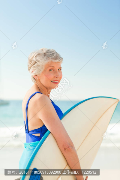 她在BEA的沖浪板的女人