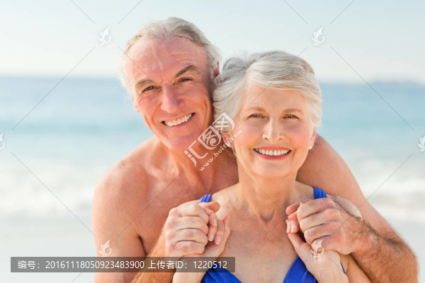 男子在海灘上擁抱他的妻子