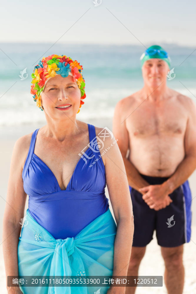 海灘上的老夫婦