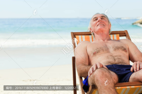 躺在椅子上的男人