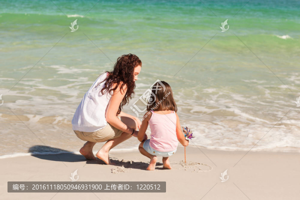 母親和她的女兒在海灘上