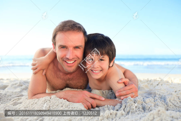 父親和他的兒子在海灘上