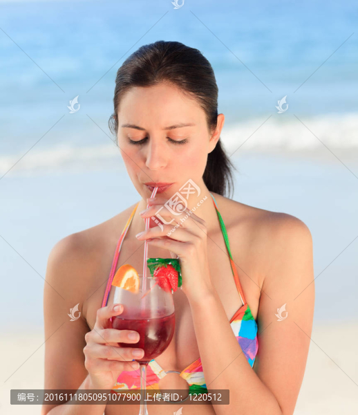 美麗的女人喝雞尾酒