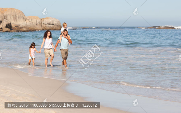 歡樂(lè)的家庭在海灘上