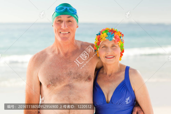 海灘上的老夫婦