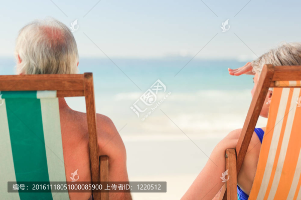 海灘上的老夫婦