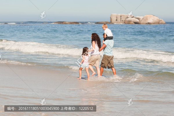 歡樂(lè)的家庭在海灘上