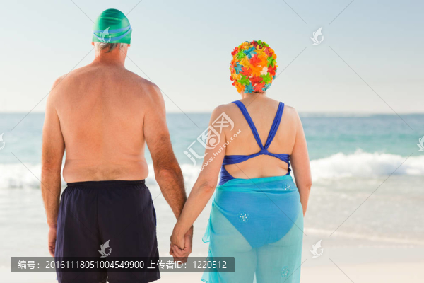 海灘上的老夫婦