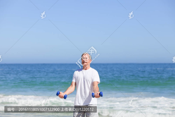 男子在海灘上做練習