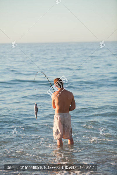 積極的人釣魚(yú)