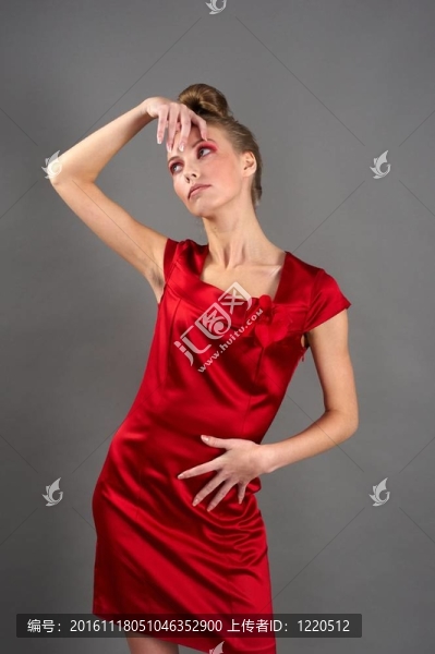 穿著紅色裙子的性感苗條的女人