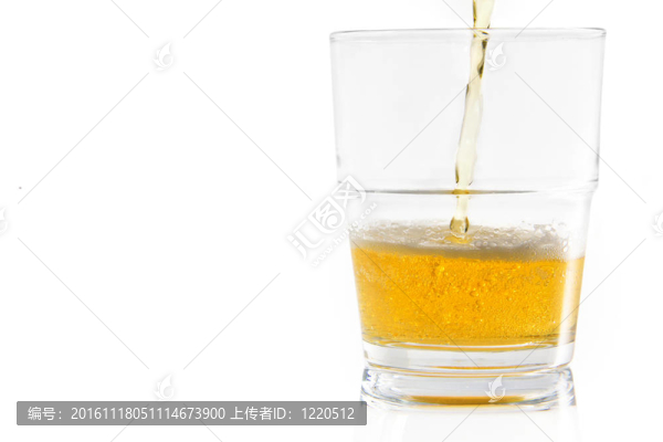 把啤酒倒進(jìn)玻璃